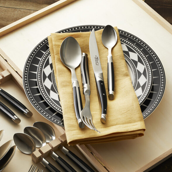 Black Le Thiers Avantage, dinner set ©Caskata